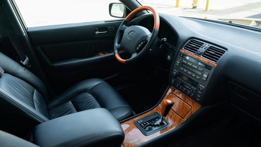 В США с молотка пустили 26-летний Lexus LS почти без пробега