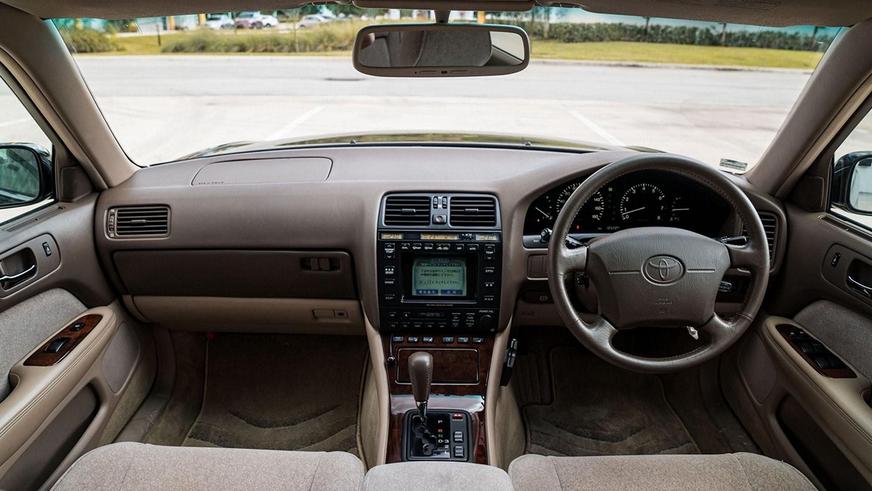 На аукционе продали практически новый Toyota Celsior за $17 тысяч