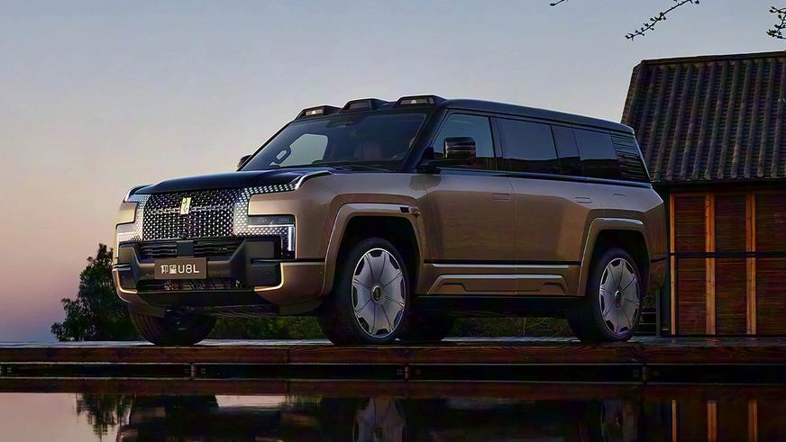 Внедорожник Yangwang U8L ударили пальмой по крыше и сбросили в воду