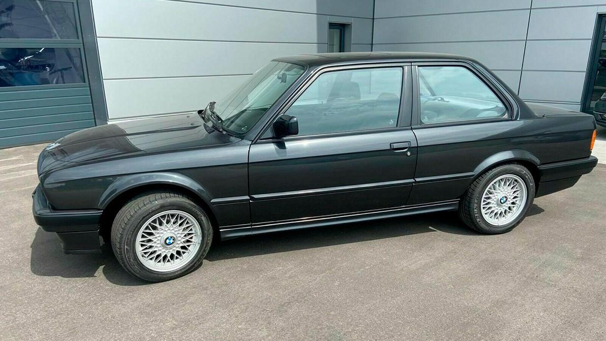 Тройку BMW E30 без пробега продают за 41 тысячу долларов