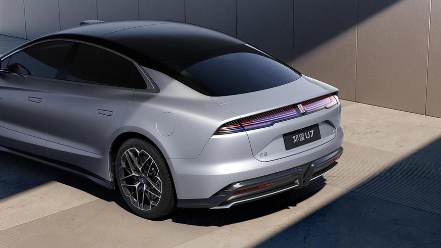 В Китае начались продажи 1305-сильного суперседана Yangwang U7