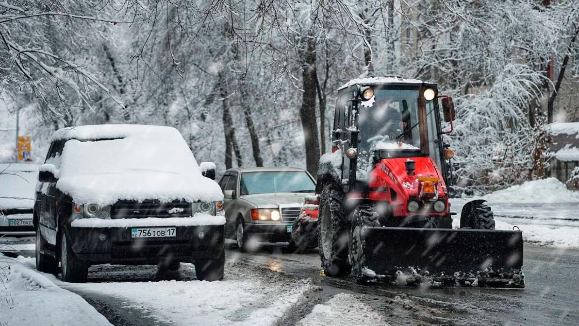 Дороги на юге Казахстана обильно покрыло снегом
