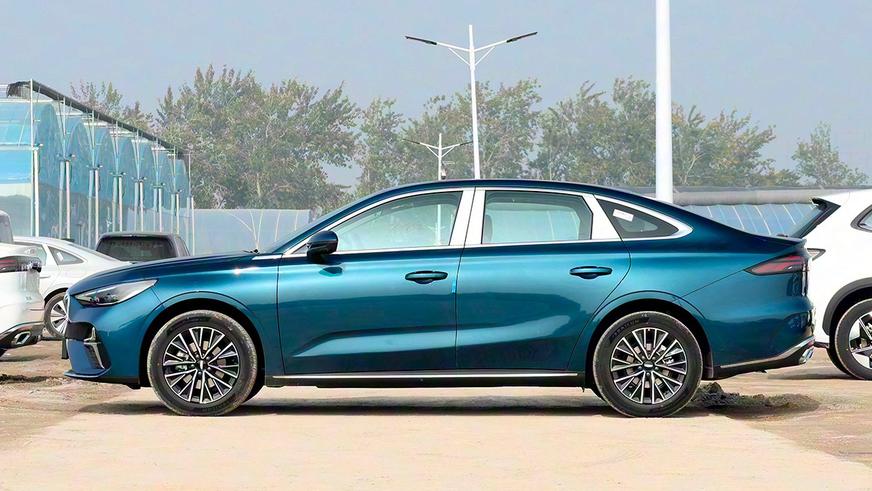 В Китае назвали цены на Geely Emgrand нового поколения