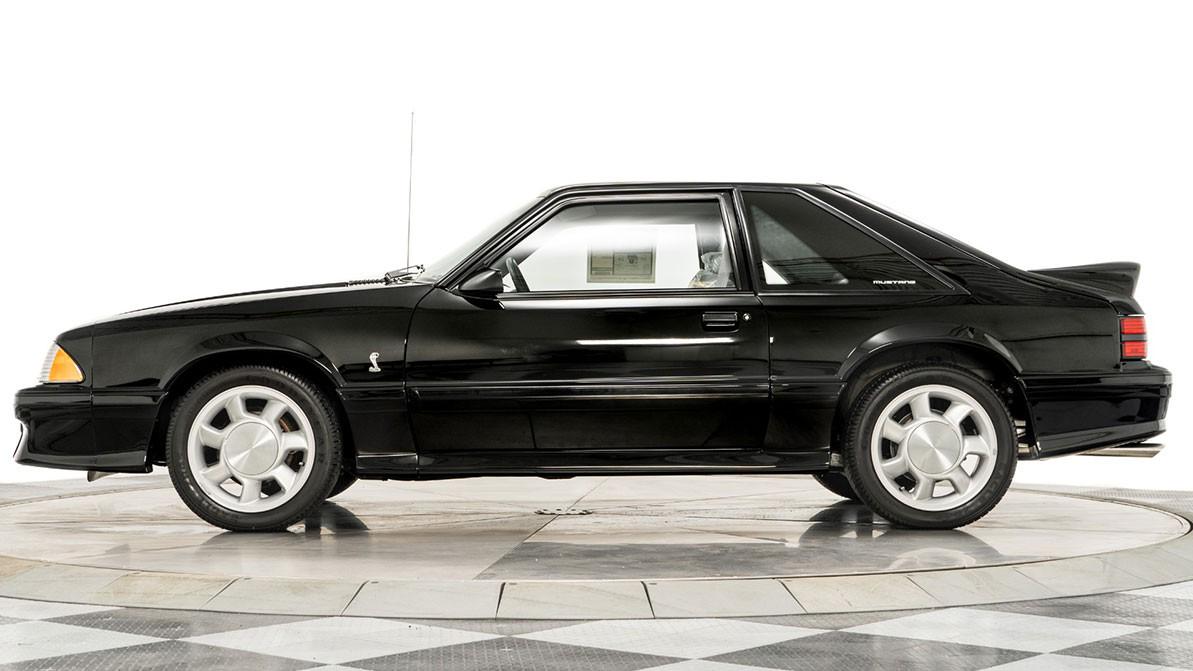 Ford Mustang из 1990-х продают по цене нового Porsche 911 Carrera 4S