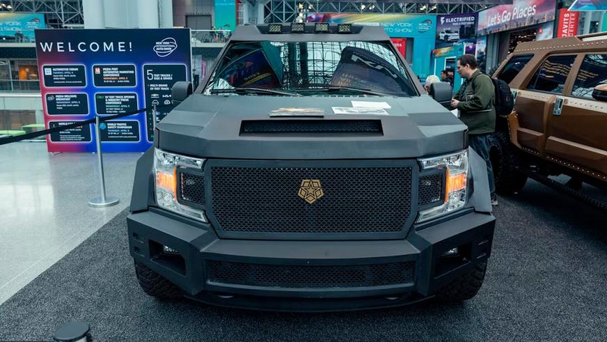 Брутальные внедорожники Toyota и Ford привезли тюнеры на выставку в Нью-Йорке