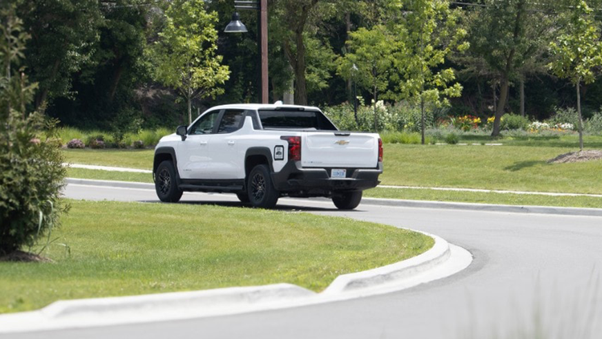Электропикап Chevrolet Silverado случайно установил мировой рекорд дальнобойности