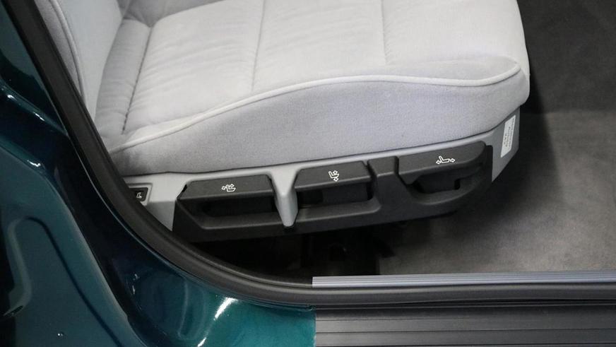 Новый BMW 320i (E36) нашли в автосалоне. Его оценили в 51 500 евро