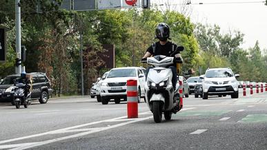 Жол ережесіне өзгеріс енді: мопедшілер веложолмен жүрмейді