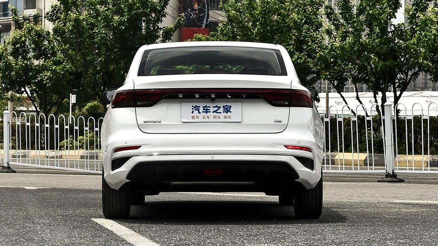 Geely снова обновит седан Emgrand: официальные фото