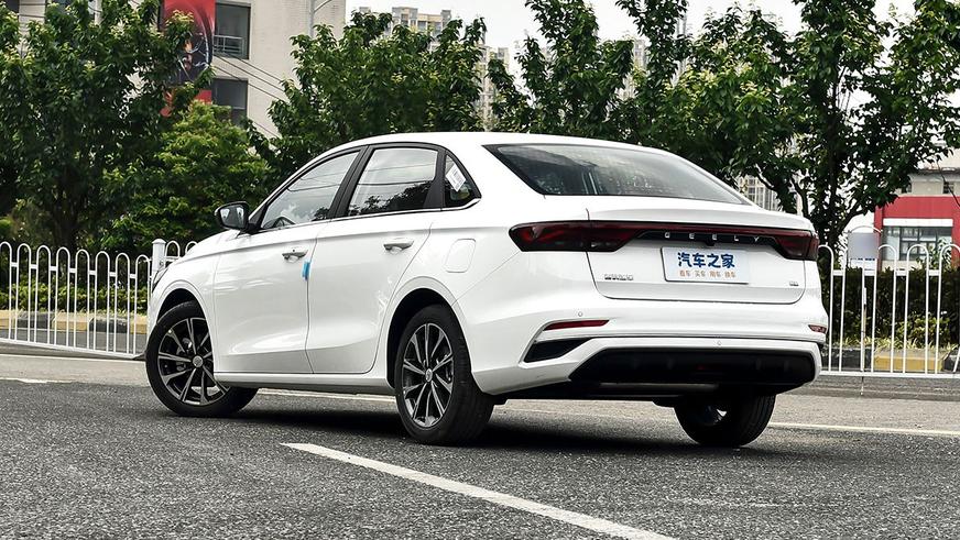 Geely снова обновит седан Emgrand: официальные фото