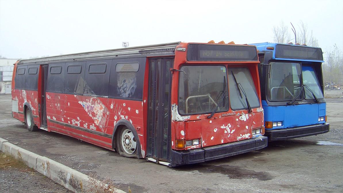 Неизвестные автобусы Алматы: красный, синий и белый в голубую полосочку