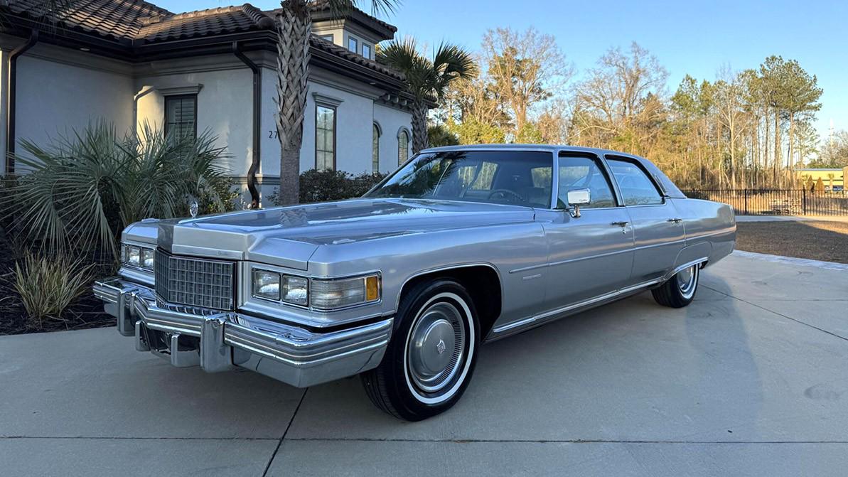1976 жылғы Cadillac Fleetwood бәссаудаға түседі