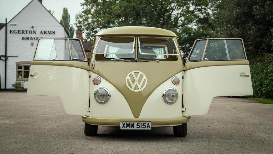Volkswagen T2 превратили в тягач-кемпер и выставили на продажу