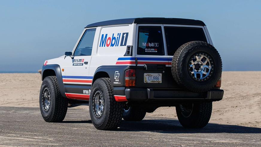 Әйелі қонақтардың алдында шешінді