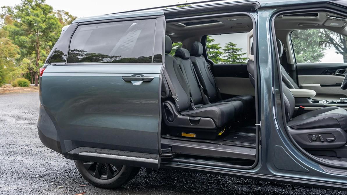 Kia Carnival-дың электрлі есігі қол сындырады