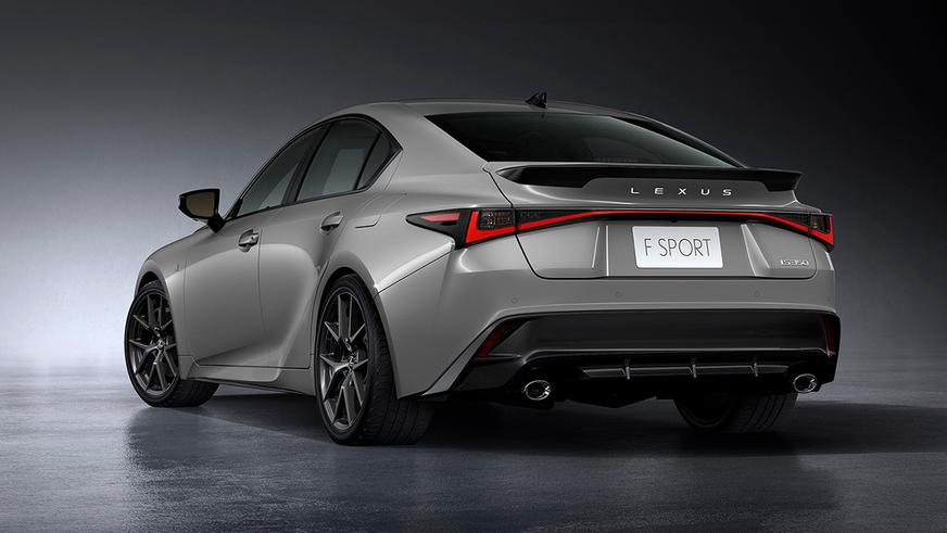 Lexus обновила седан IS