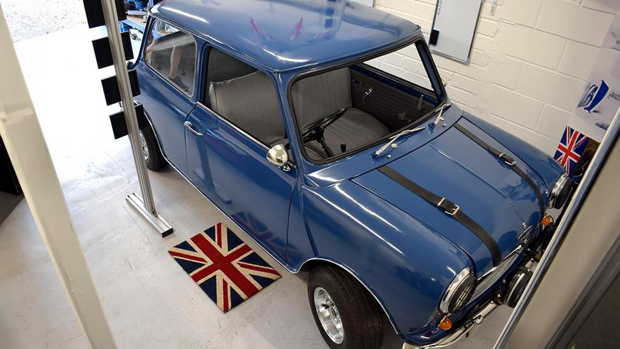 Классический Mini превратили в полноценный игровой симулятор