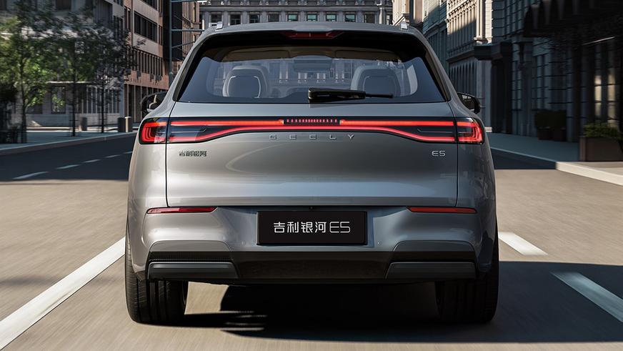 Новый кроссовер Geely проедет без подзарядки 530 км