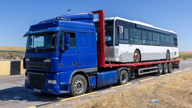 Запрет на ввоз в Казахстан грузовиков и автобусов вступит в силу в октябре