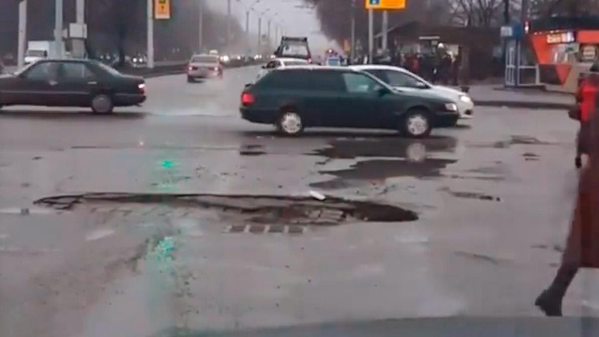 В Алматы жалуются на пробку из-за ямы на Толе би