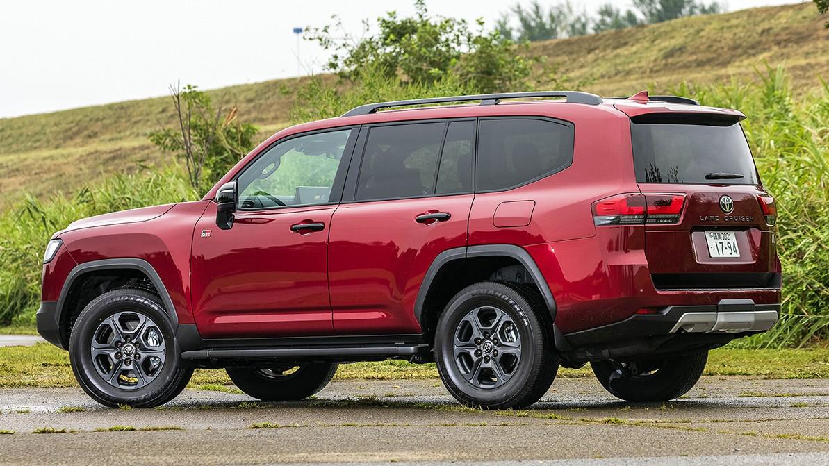 Land Cruiser 300 с пробегом продают вдвое дороже новых в Японии