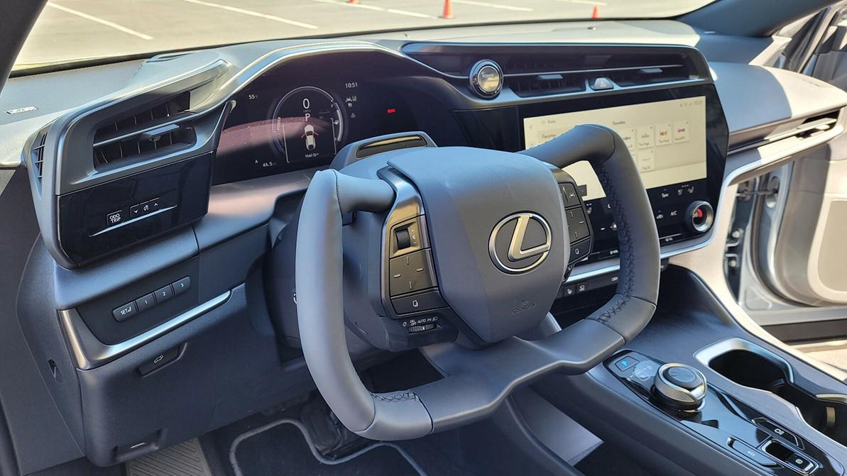 Неудобный руль-штурвал Lexus будет доработан