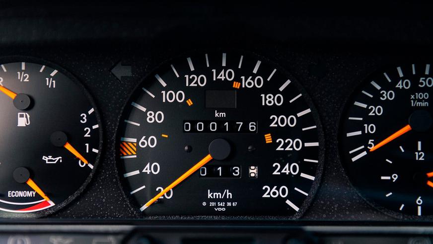 В продаже появился уникальный Mercedes-Benz 190E Evo II. Он новый