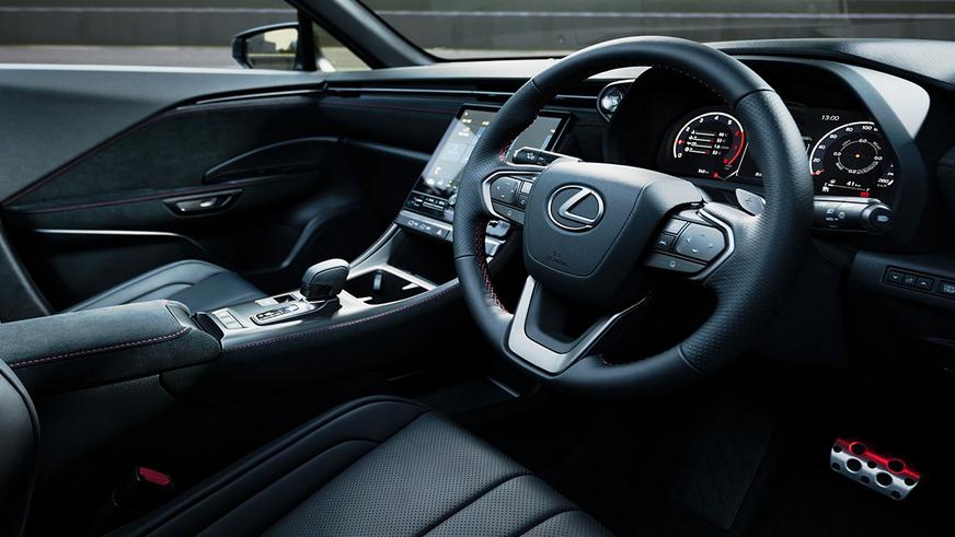 У Lexus появился небольшой, но злой кроссовер на механике