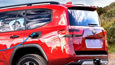 Toyota Land Cruiser 300 может стать подключаемым гибридом