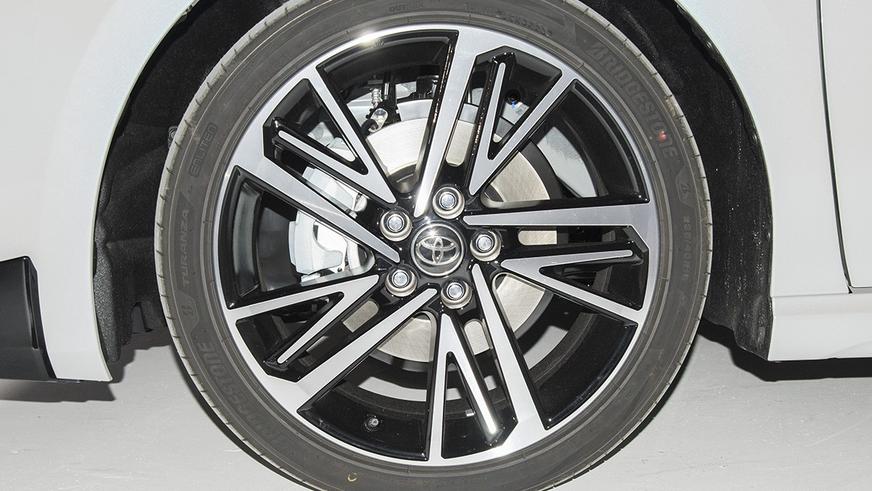 В Китае показали свою Toyota Camry с атмосферником и другим салоном