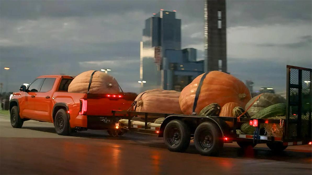 Toyota Tundra перевозит гигантские овощи