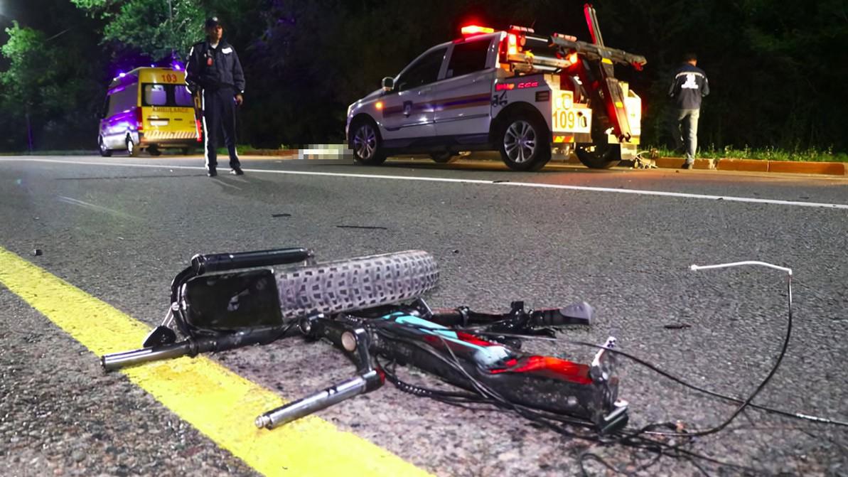 Мотоцикл Yamaha и электровелосипед столкнулись по дороге на «Медеу»