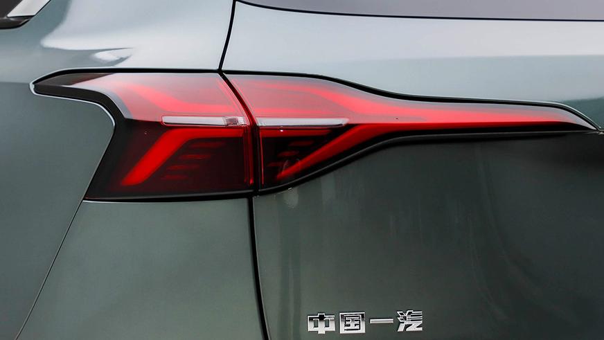 Hongqi HS6 стал самым дальнобойным гибридным кроссовером