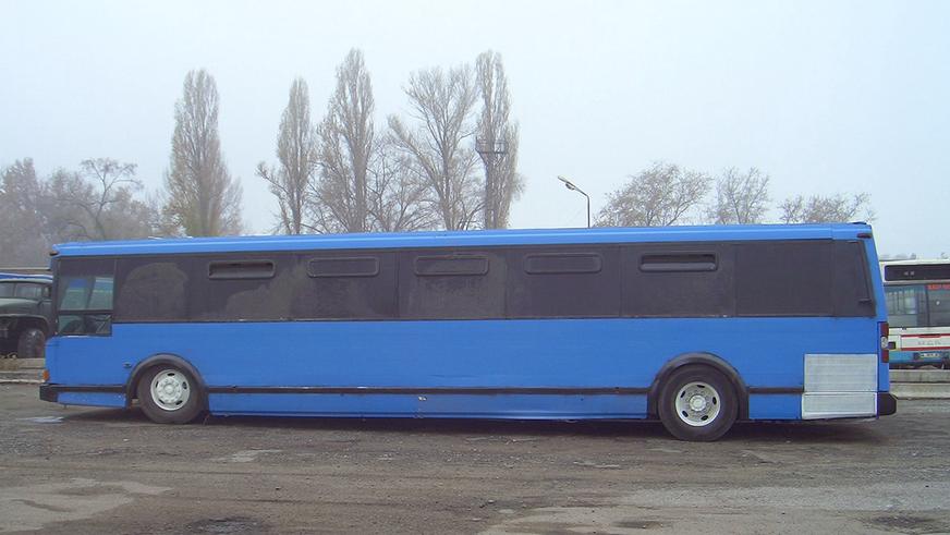 Неизвестные автобусы Алматы: красный, синий и белый в голубую полосочку