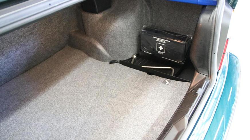 Новый BMW 320i (E36) нашли в автосалоне. Его оценили в 51 500 евро