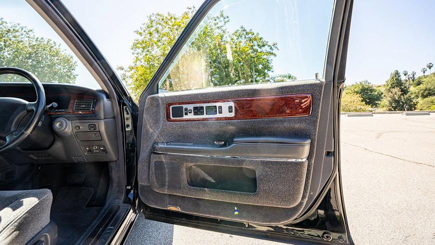 Toyota Century продали по цене бюджетной малолитражки
