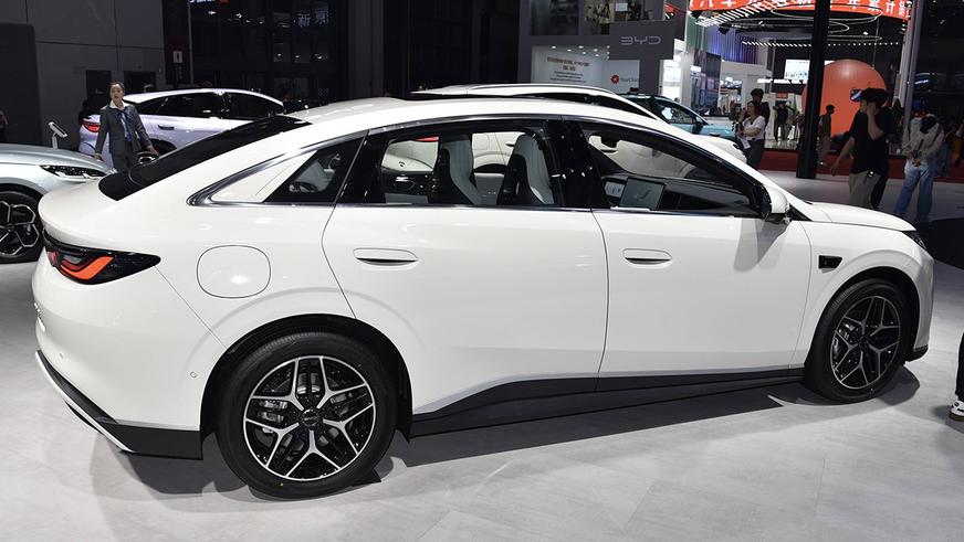 BYD запустила в КНР продажи недорогого электрокара Seal 06 BYD запустила в КНР продажи недорогого электрокара Seal 06