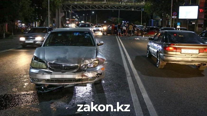 Пешеход спровоцировал массовое ДТП в Алматы