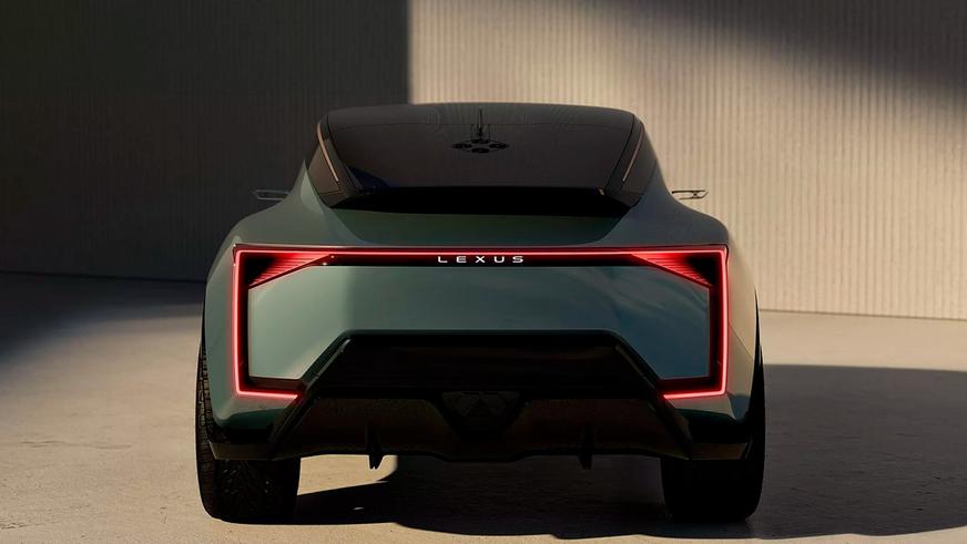 Lexus LS стал роскошным вэном с шестью колёсами