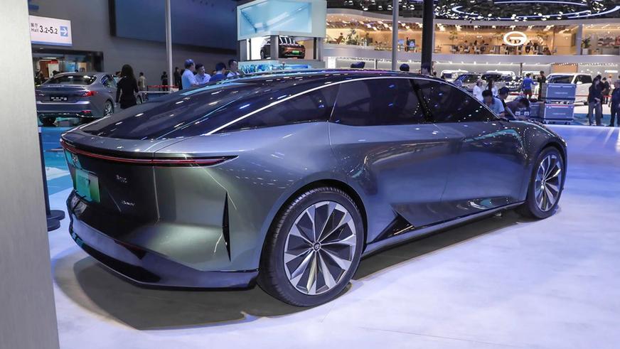 Toyota представила в Китае новый электроседан bZ7