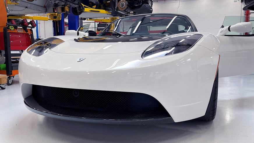 С молотка уйдёт практически новый Tesla Roadster из прошлого