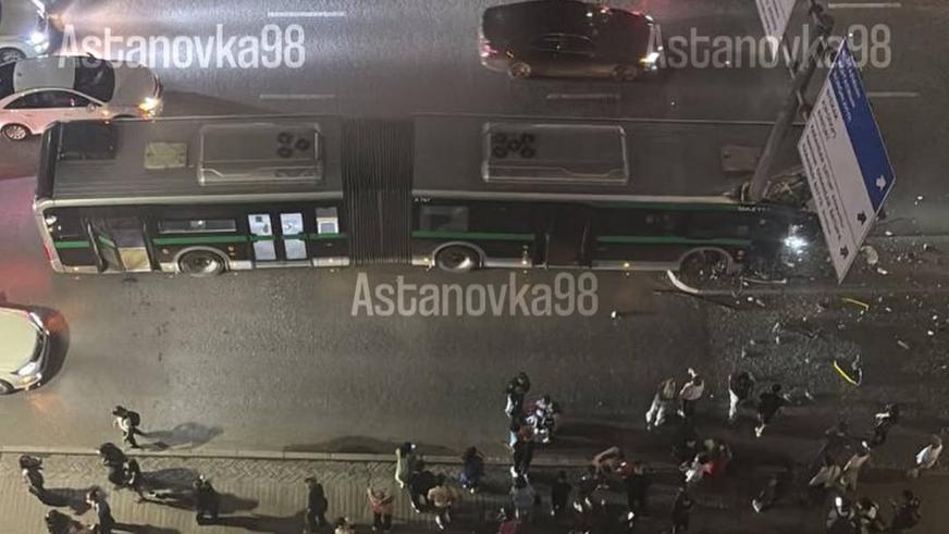 Буквально наделся на столб маршрутный автобус в Астане
