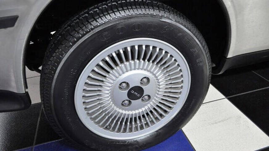 На продажу выставили DeLorean, простоявший в гараже 36 лет