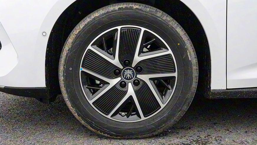 BYD улучшил гибридный седан Qin L. Известны цены