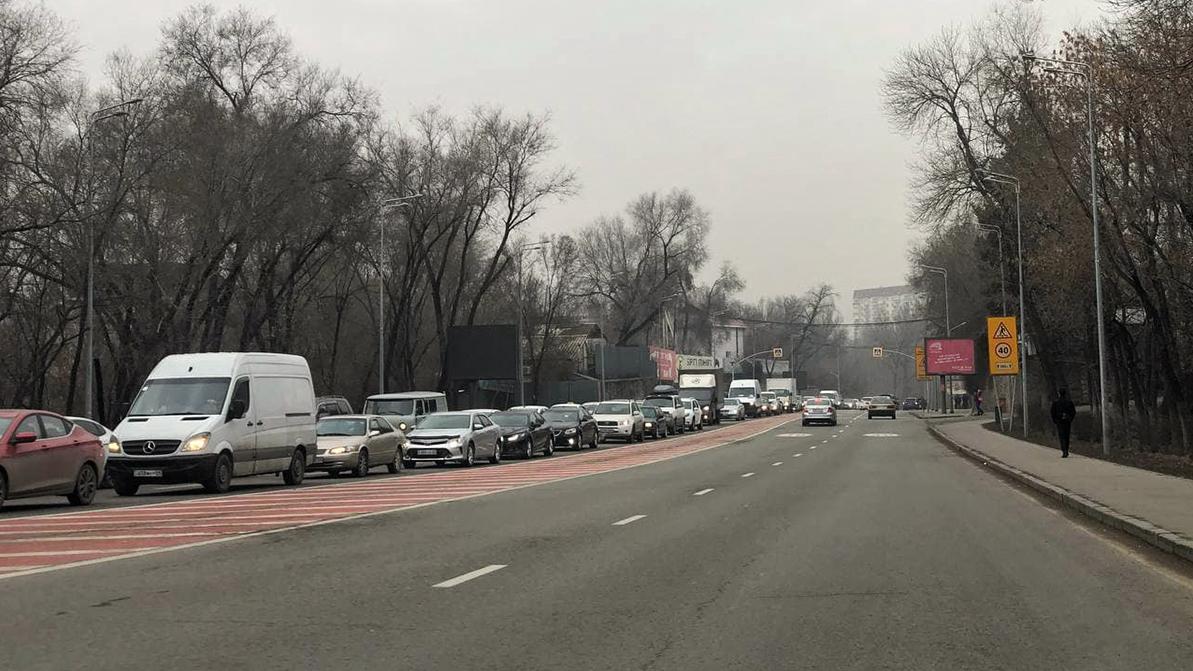 Алматыдағы әуежай маңында кептеліс болып жатыр