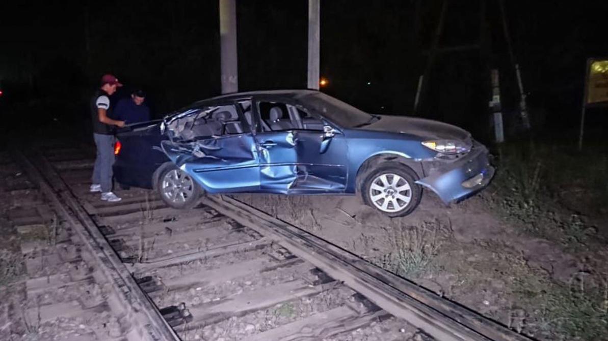 Toyota Camry попала под поезд в Алматы
