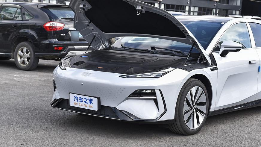 У Geely появился дальнобойный и быстрый электроседан