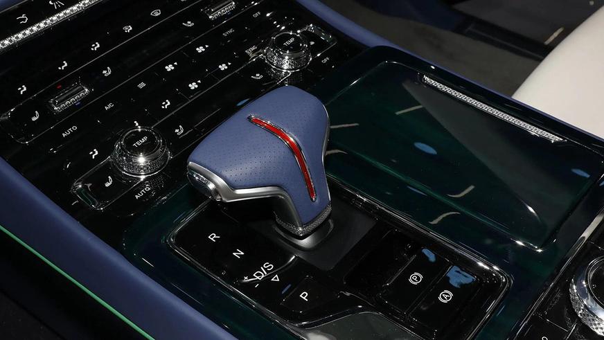 Hongqi L5 сменил поколение, но сохранил круглые фары