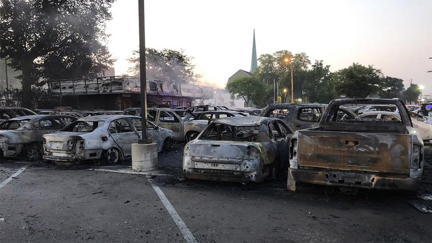 В США сожгли более 100 машин на открытой стоянке