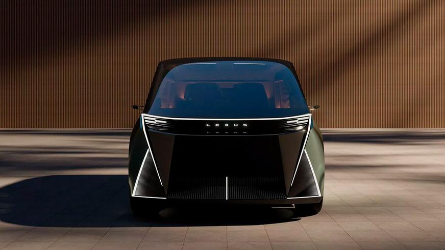 Lexus LS стал роскошным вэном с шестью колёсами